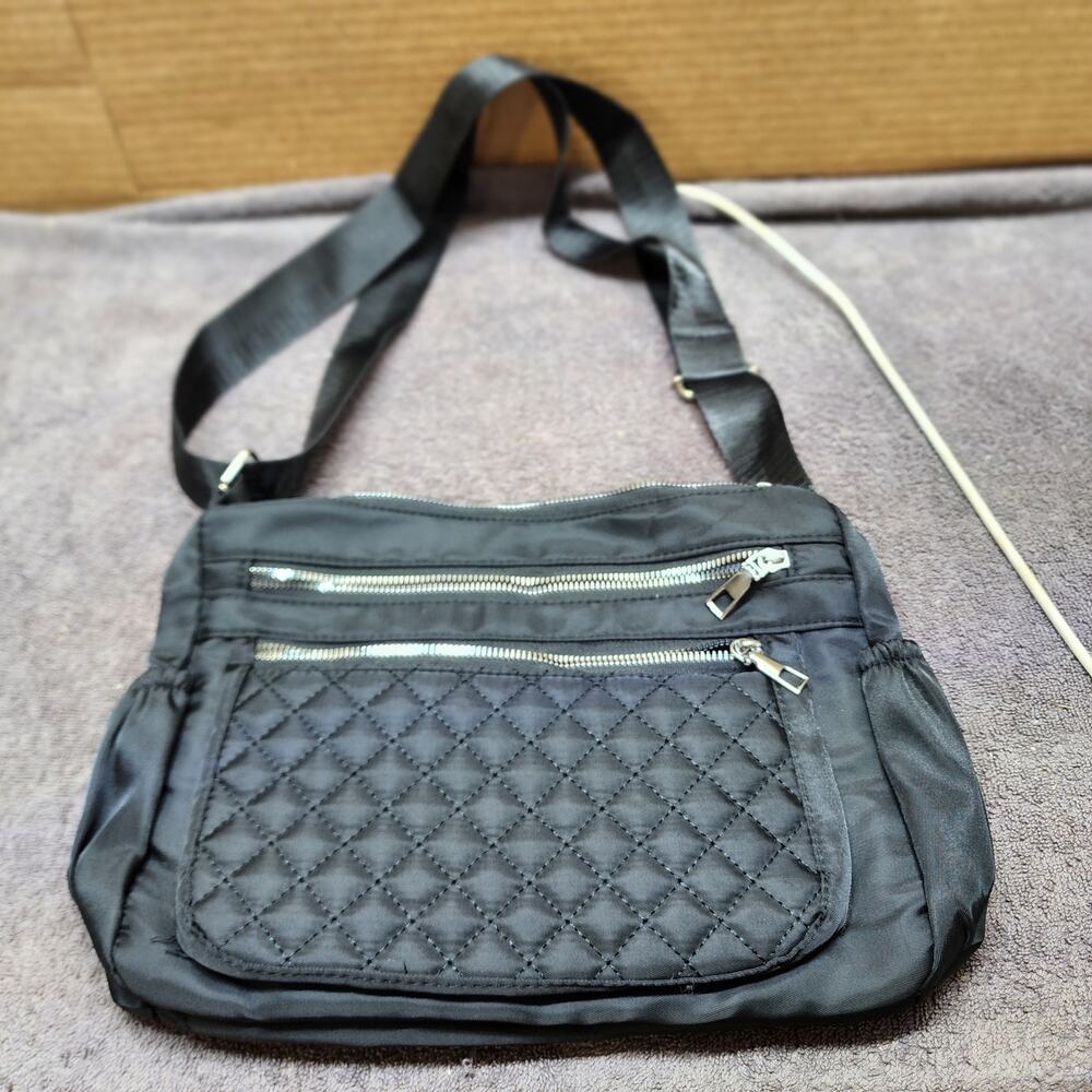 Black nylon purse excellent condition b50